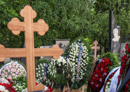 Священник ответил, что делать с жуткими находками на кладбище