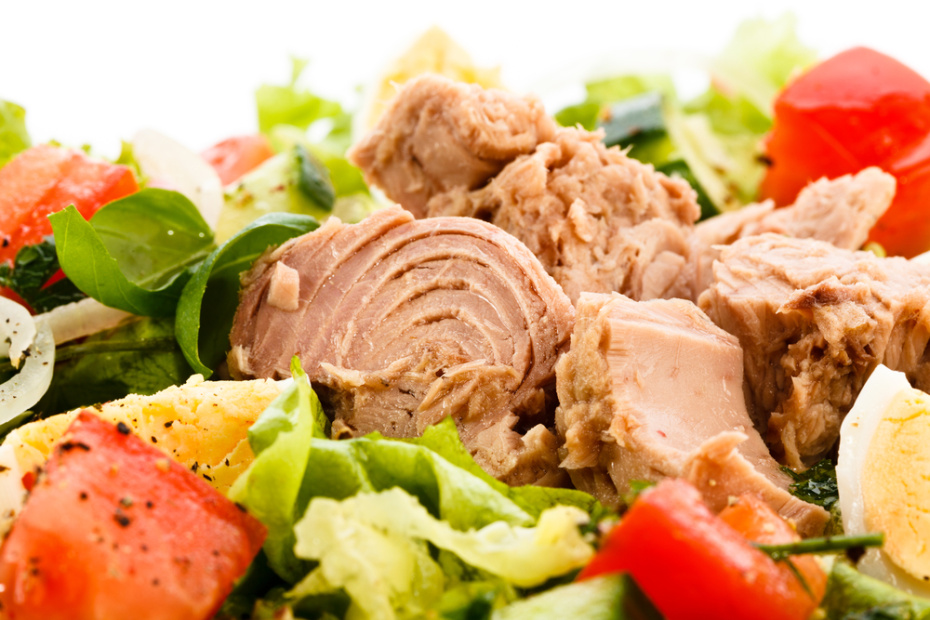 Рецепт салата с яйцом и тунцом