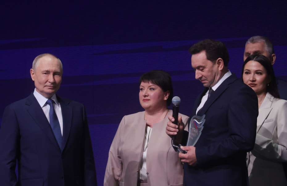 Президент РФ Владимир Путин вручил приз в номинации «Мужество и героизм — на благо служения Родине» директору Серпейской средней школы, депутату Мещовского муниципального округа Калужской области Евгению Филонову