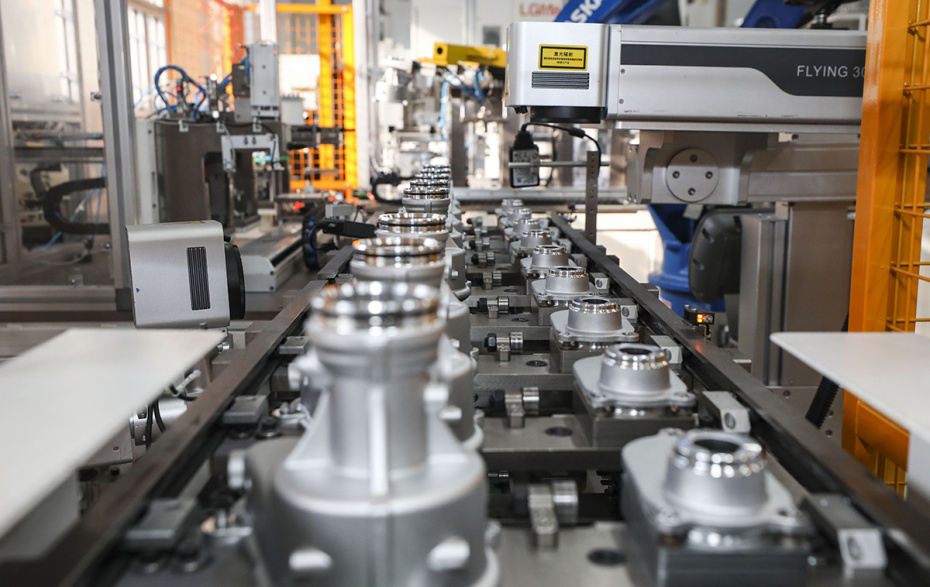 Обработка автозапчастей на производственной линии