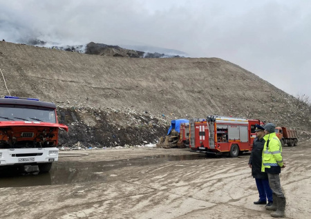 В деревне Лепсари загорелся мусорный полигон