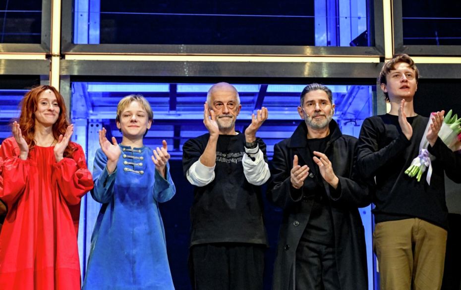 Художественный руководитель Театра на Малой Ордынке и режиссер-постановщик спектакля «Лавр» Эдуард Бояков (в центре) на сцене Театра на Малой Ордынке