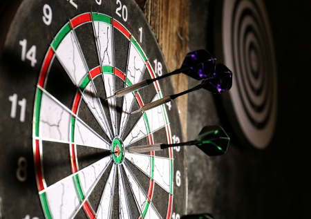 Всемирная федерация дартса решила не возвращать россиян на турниры