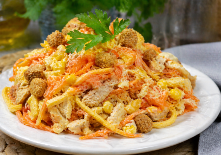 Курица, яичные блинчики и морковь: через 15 минут подаю салат «Курочка Ряба». Он простой, но улетает со стола первым