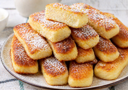 Сырники по-новому: сметану в тесто — и брусочки готовы. Нежность внутри и корочка снаружи