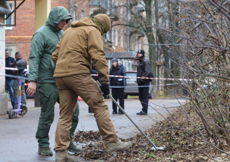 Криминалист рассказал, чем опасны разбросанные на улице купюры