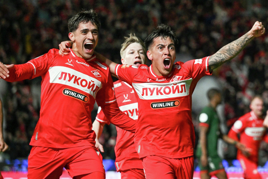 Пабло Солари и Эсекьель Барко радуются забитому мячу в матче 23-го тура РПЛ в Москве