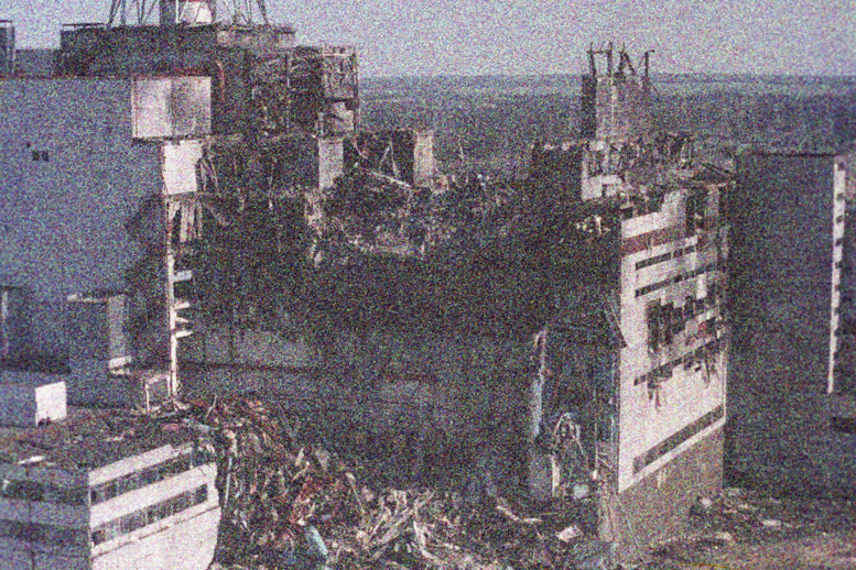 Вид на четвертый энергоблок Чернобыльской АЭС в первые дни после аварии
