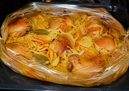 Капусту с курицей складываю в рукав — я отдыхаю, а через 40 минут едим вкусное рагу. Ничего не жарю, не мешаю — духовка всё делает сама