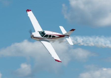 Самолет в США запутался в линии электропередач