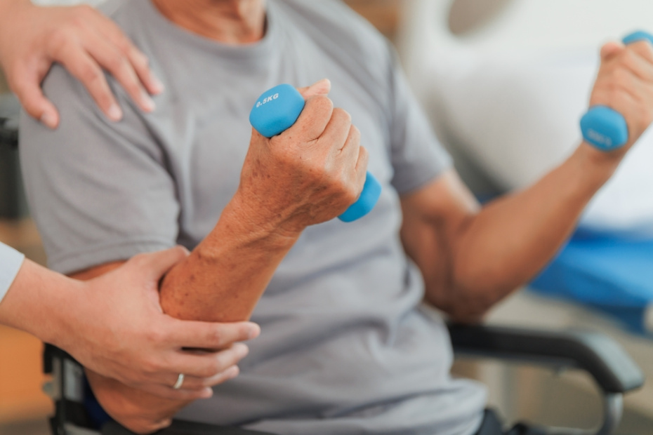 Компенсация по уходу за пенсионером старше 80 лет: кому платят и сколько