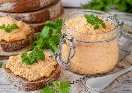 Рублю селедку и морковку: готовлю нежную «икру» на бутерброд. Вкус как у деликатеса, а всего 4 ингредиента