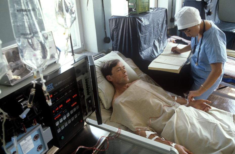 Осмотр пациента в одной из палат больницы, в которую доставлялись пострадавшие в результате аварии на Чернобыльской АЭС