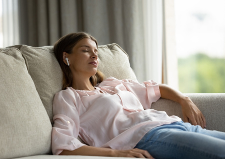 Россиян предупредили о неочевидной опасности сна в наушниках