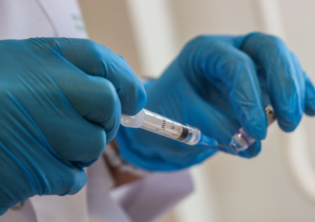 Вакцина от рака может стать доступнее в России