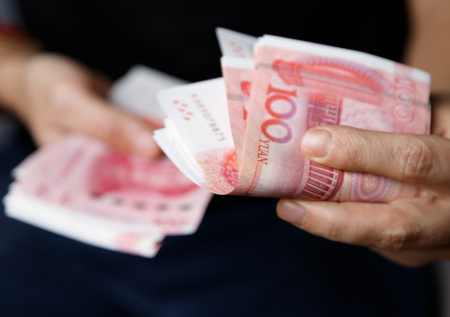 Дочь бизнесмена украла у отца 186 млн рублей на донаты