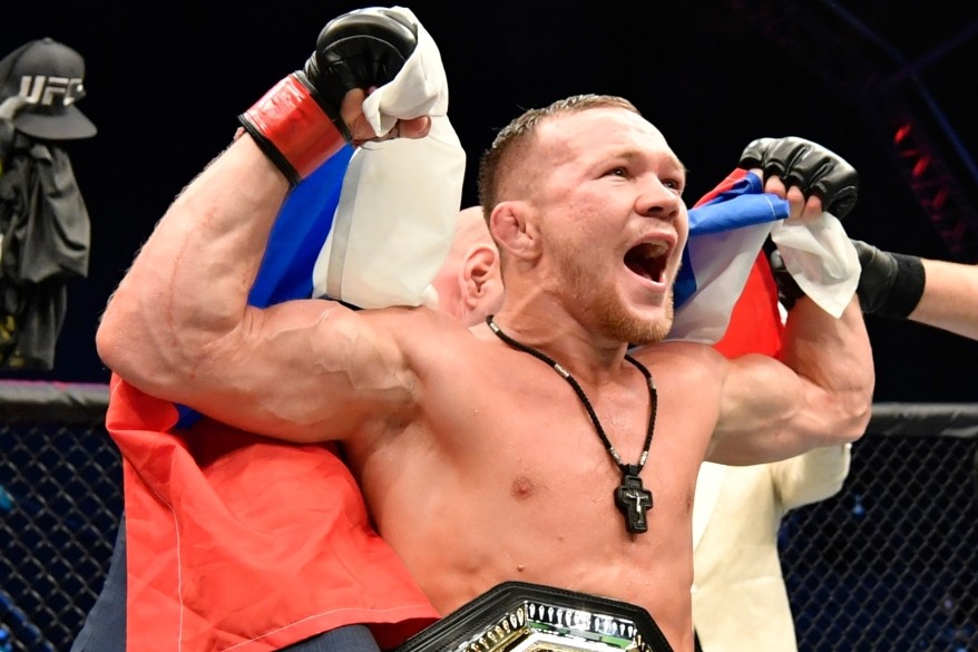 Петр Ян (Россия) радуется победе за титул чемпиона Абсолютного бойцовского чемпионата (UFC) в легчайшем весе после боя против Жозе Алдо (Бразилия)