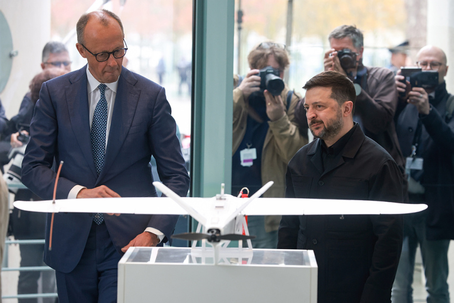 Канцлер Германии Фридрих Мерц и президент Украины Владимир Зеленский на презентации военной техники и беспилотников, созданных в рамках германо-украинского сотрудничества