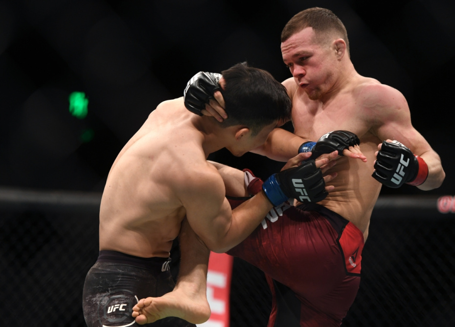 Джин Су Сон (Республика Корея) и Петр Ян (Россия) во время боя в легчайшем весе на первом в России турнире по смешанным единоборствам под эгидой UFC