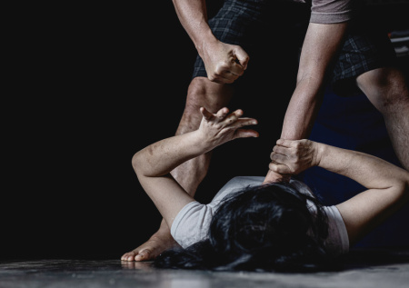 Заставлял слизывать кровь: школьницу год насиловал брат ее друга