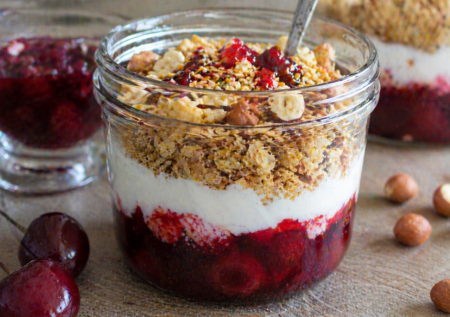 Пеку овсянку до хруста в духовке — и завтрак получается круче десерта. Нужен кефир или йогурт и любые ягоды