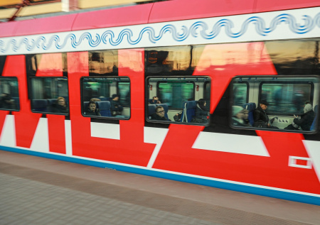 Мужчина оказался зажат между поездом и платформой на МЦД-1