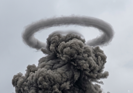 Очевидцы сняли на видео необычный дым после взрыва в Запорожье