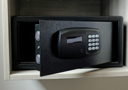 Похититель сейфа с 2,7 млн рублей предстанет перед судом в Петербурге