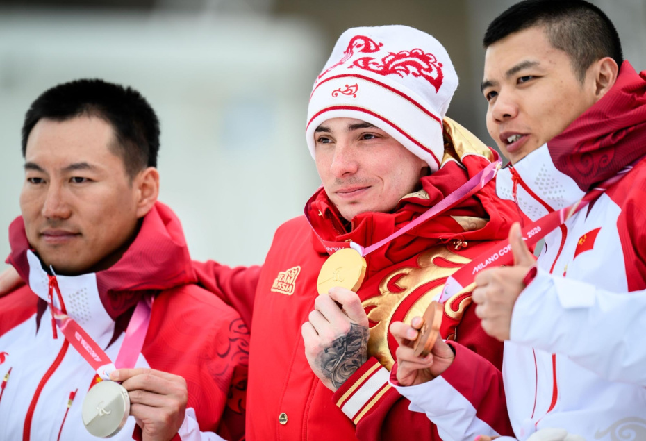 Призеры гонки на 10 км с раздельным стартом в классе LW 10–12 (сидя) среди мужчин на XIV зимних Паралимпийских играх на церемонии награждения. Слева направо: Мао Чжунъу (Китай) — 2-е место, Иван Голубков (Россия) — 1-е место, Чжэн Пэн (Китай) — 3-е место