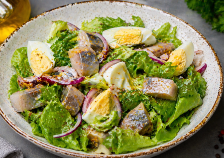 Подсели всей семьёй на полезный салат из селёдки — никакого майонеза и слоёв, а вкус просто космический