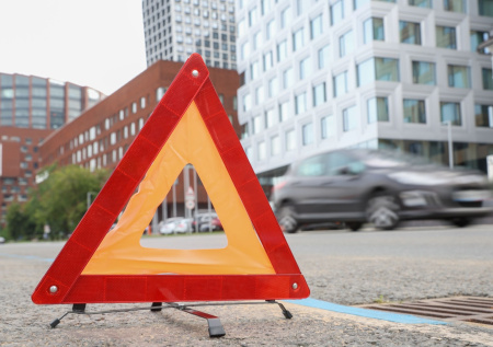 Водитель каршеринга сбил пешеходов при попытке уйти от погони