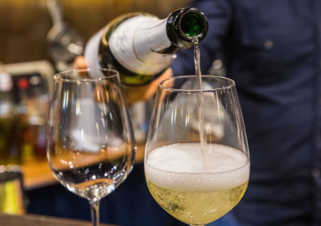 Стало известно, кому Путин отдал свой бокал шампанского