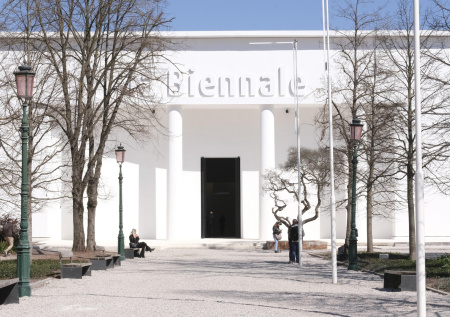 Венецианская биеннале лишилась гранта из-за позиции по России