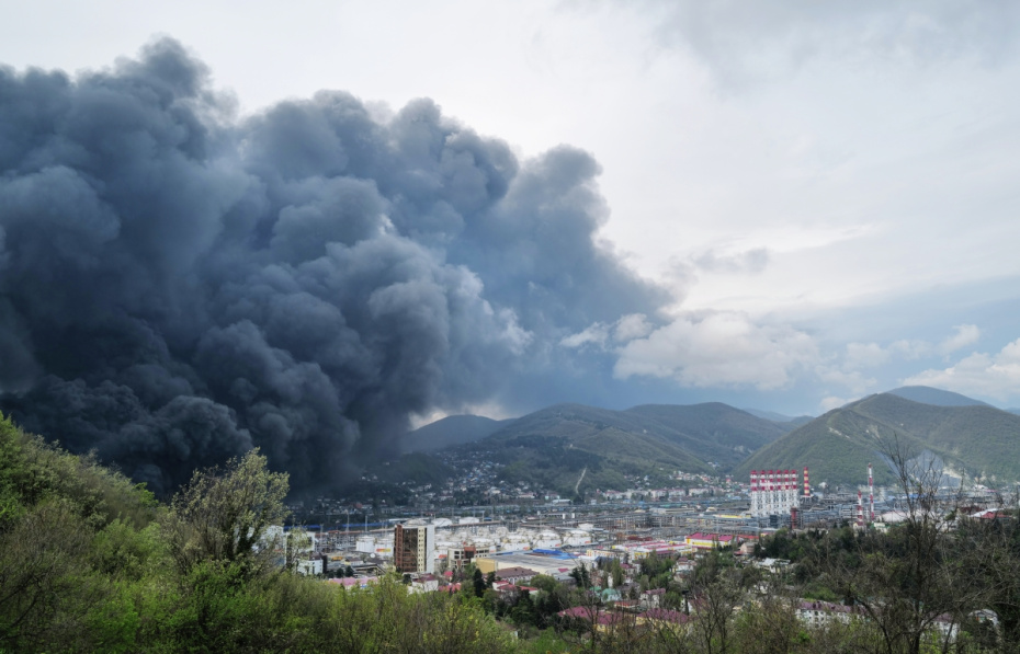 Дым от пожара на морском терминале в Туапсе
