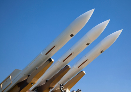 В Тегеране на главные площади вывезли мощные ракеты