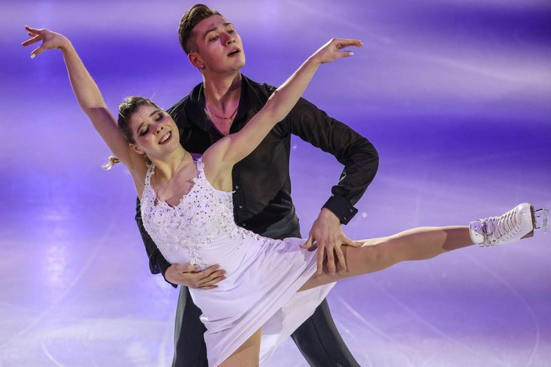 Анастасия Мишина и Александр Галлямов выступают в ледовом шоу Этери Тутберидзе «Чемпионы на льду» во дворце спорта «Мегаспорт»