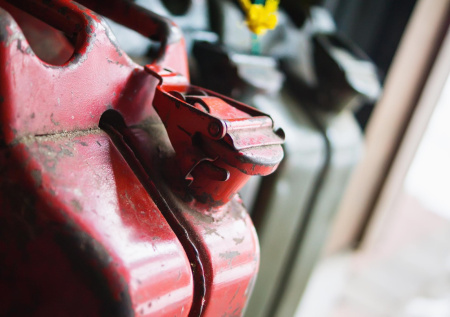 Подмосковным детям официально запретили покупать бензин