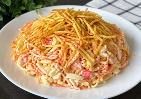 Никакого риса: крабовый салат с картофельной соломкой — улётный вариант из бюджетных продуктов