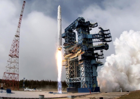 Роскосмос опубликовал кадры пуска ракеты-носителя «Ангара-1.2»