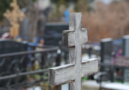 В Петербурге выявили мошенников с могильными памятниками