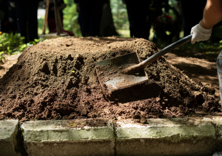 Россиянка закопала сотни тысяч рублей на кладбище ради «снятия порчи»