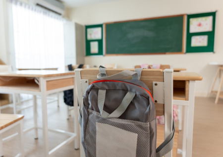 Школьника оштрафовали за неприличный жест в адрес учительницы