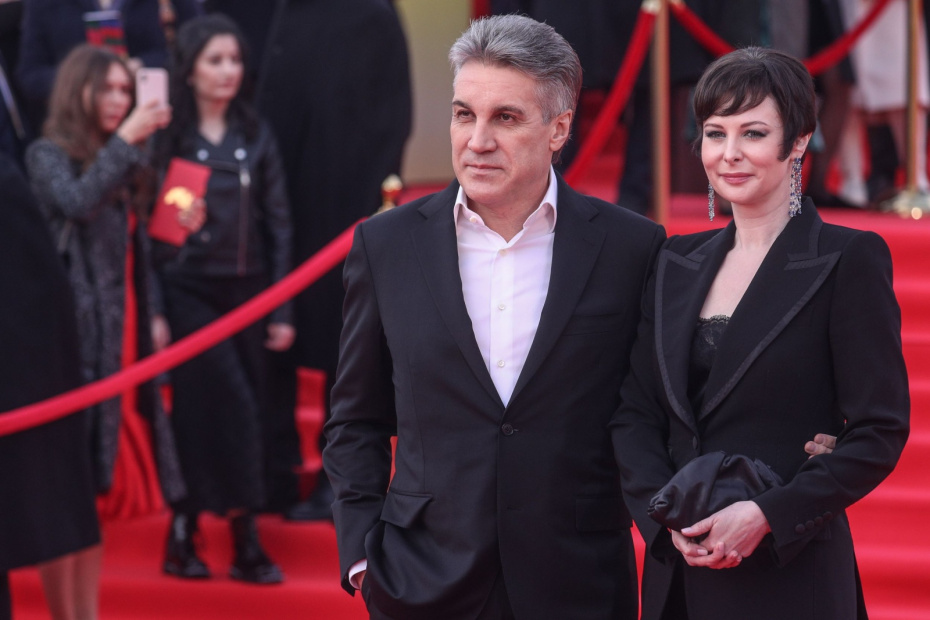 Продюсер, режиссер и телеведущий Алексей Пиманов и актриса, продюсер Ольга Погодина на церемонии закрытия 43-го Московского международного кинофестиваля в Театре мюзикла, 2021 год