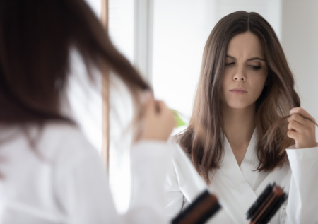 Россиянам перечислили главные факторы выпадения волос