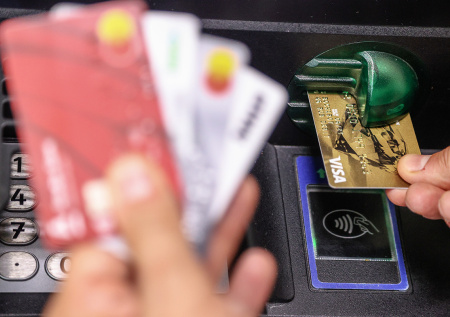 Евросоюз запретил транзакции с 20-ю российскими банками