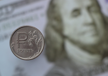 Минфин с мая возобновит операции с валютой и золотом по бюджетному правилу