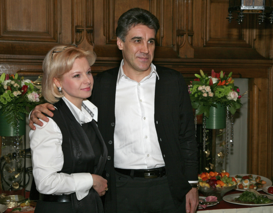 Телеведущий Алексей Пиманов и его супруга Валентина перед церемонией вручения премии «Золотая семерка» в ЦДЛ, 2008 год