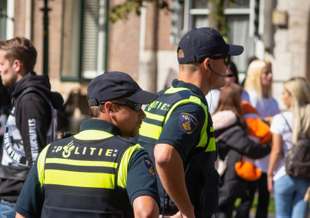 Антимигрантский митинг жестко разогнали в Нидерландах