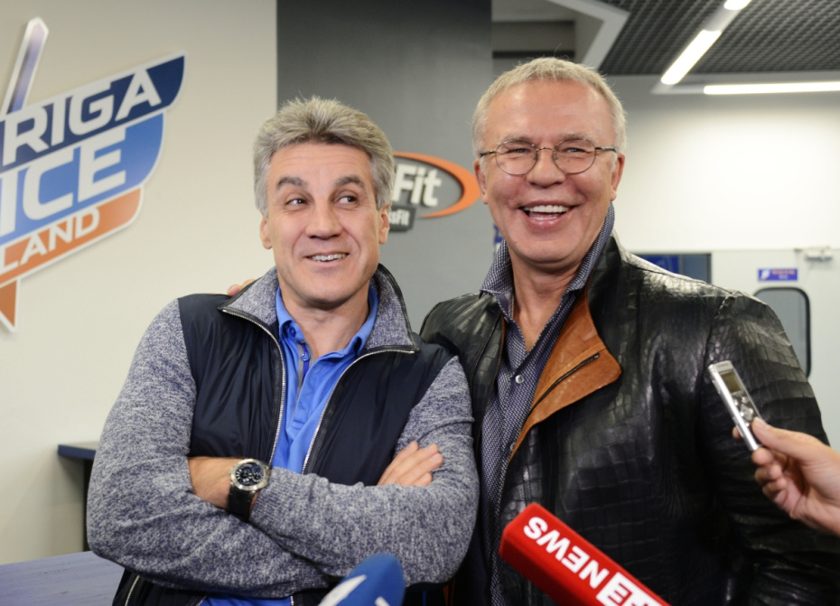 Генеральный продюсер фильма «Фетисов» Алексей Пиманов (слева) и заслуженный мастер спорта по хоккею, член Совета Федерации от Приморского края, прототип главного героя кинокартины Вячеслав Фетисов на съемках в Москве, 2014 год