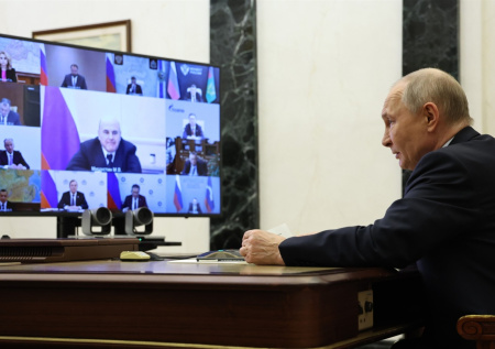 Путин призвал вспомнить строительство самой длинной в мире железной дороги